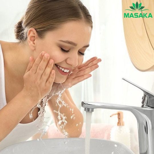 SỮA RỬA MẶT NGỪA MỤN, DƯỠNG ẨM VÀ LÀM SÁNG DA HATOMUGI (TUÝP 130G)